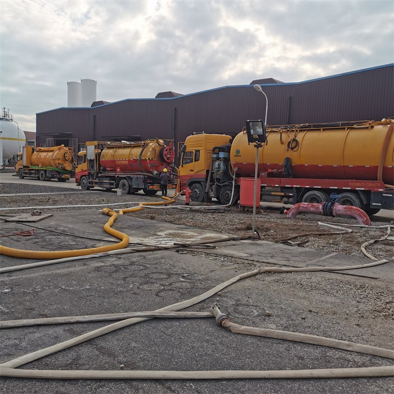 石龙镇污水池清理