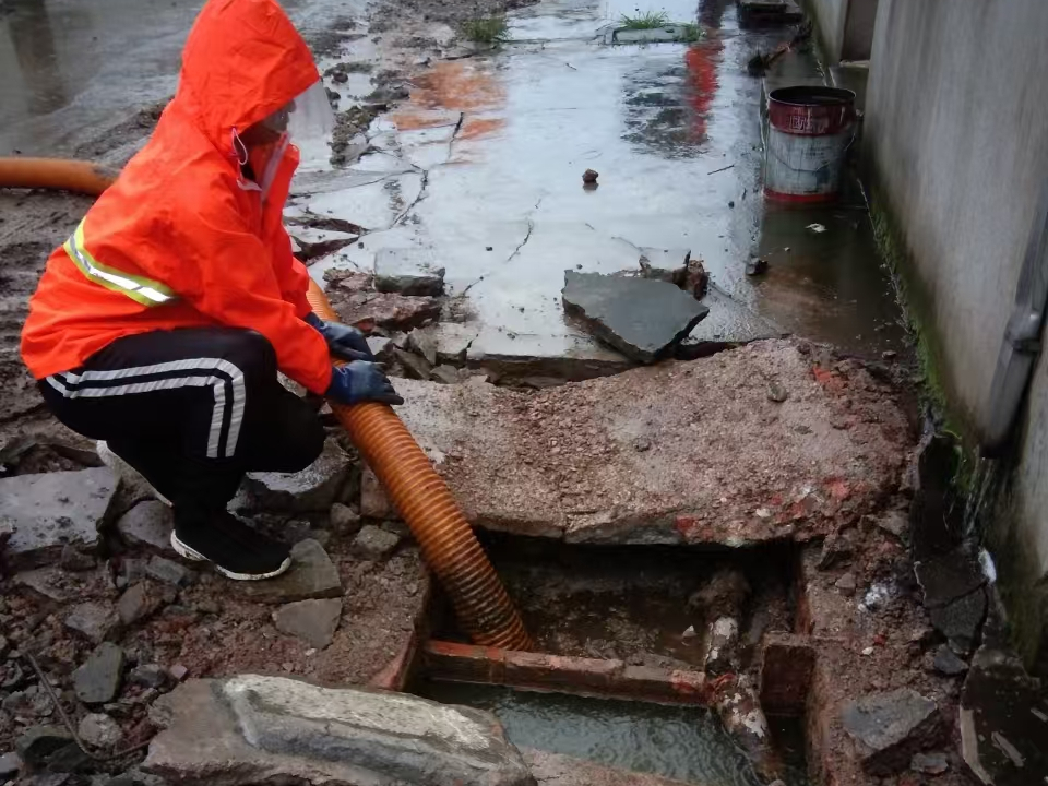 石龙镇专业清理污水池 炜誉市政以规范流程守护城市 “肠道”