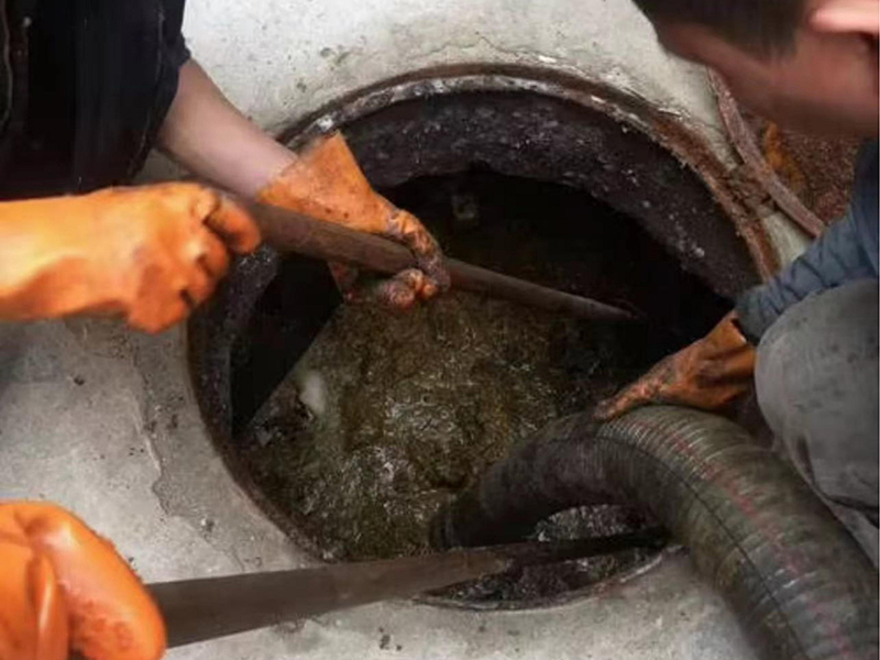 石龙镇清理化粪池时如何避免沼气的危害？